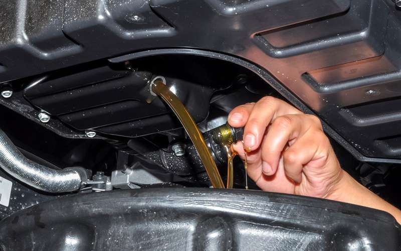 Автоэксперт рассказал, нужно ли менять моторное масло в автомобиле после зимы