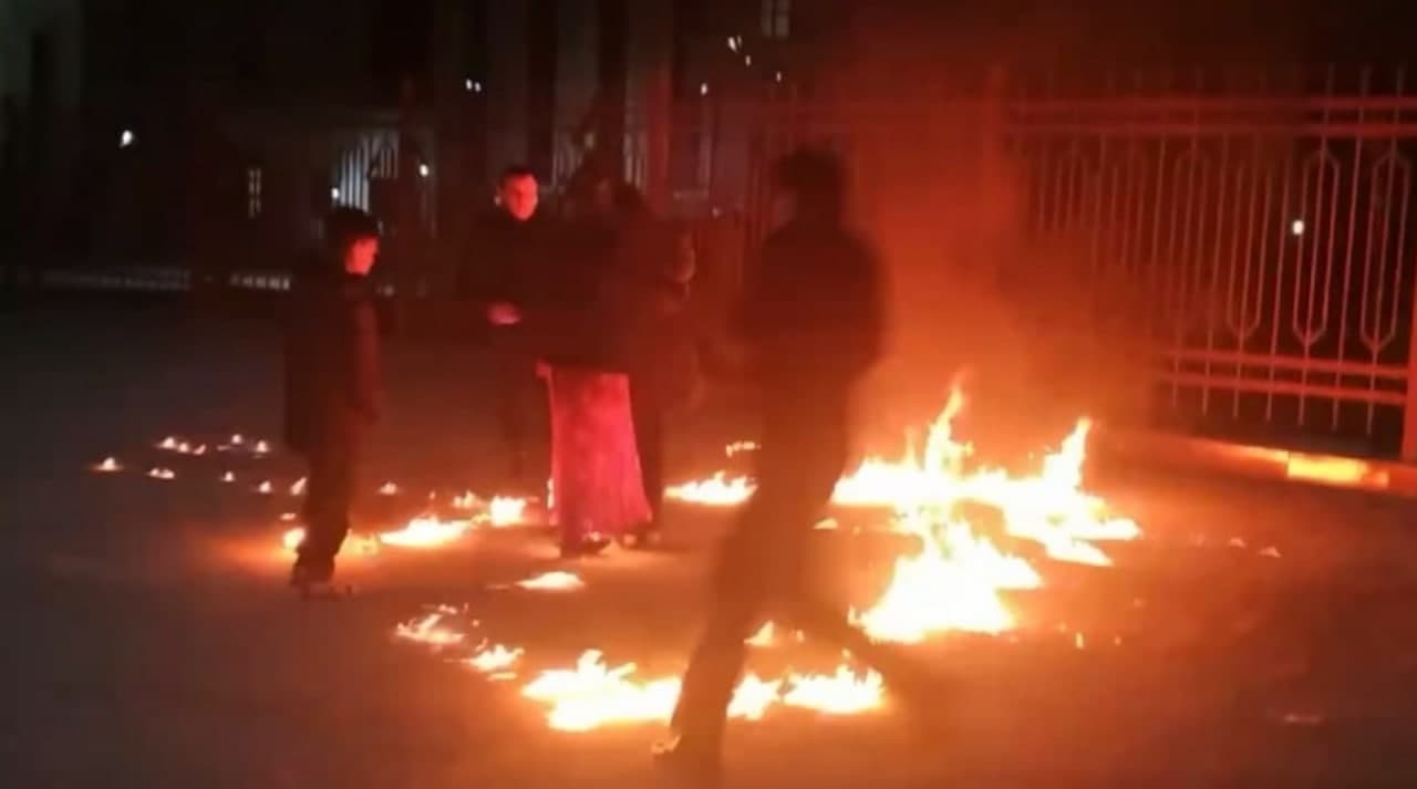 Женщина пыталась поджечь себя с детьми у здания прокуратуры Чиназа — видео