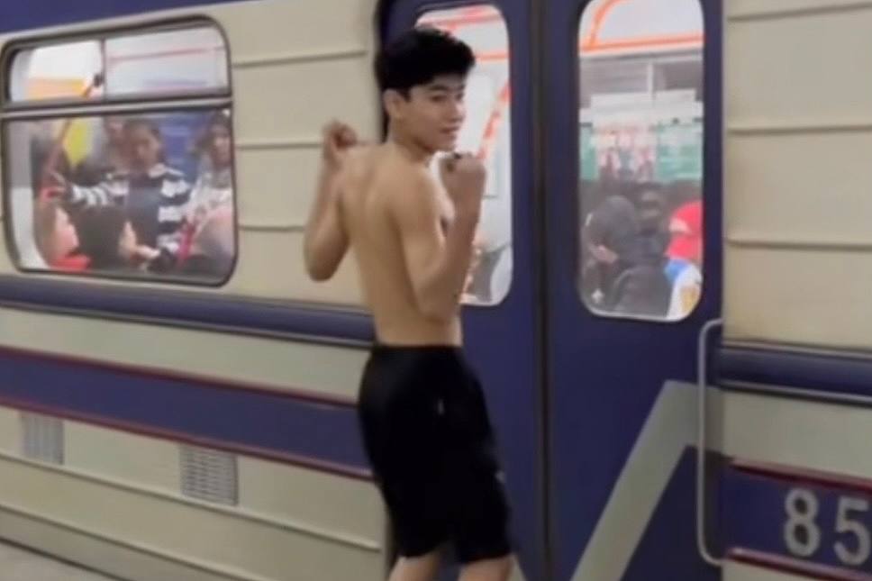 В Ташкенте полуголый парень станцевал для пассажиров вагона метро – видео