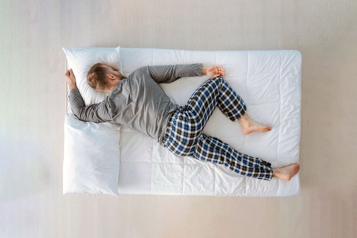 Специалист по сну описал позы, в которых лучше всего спать