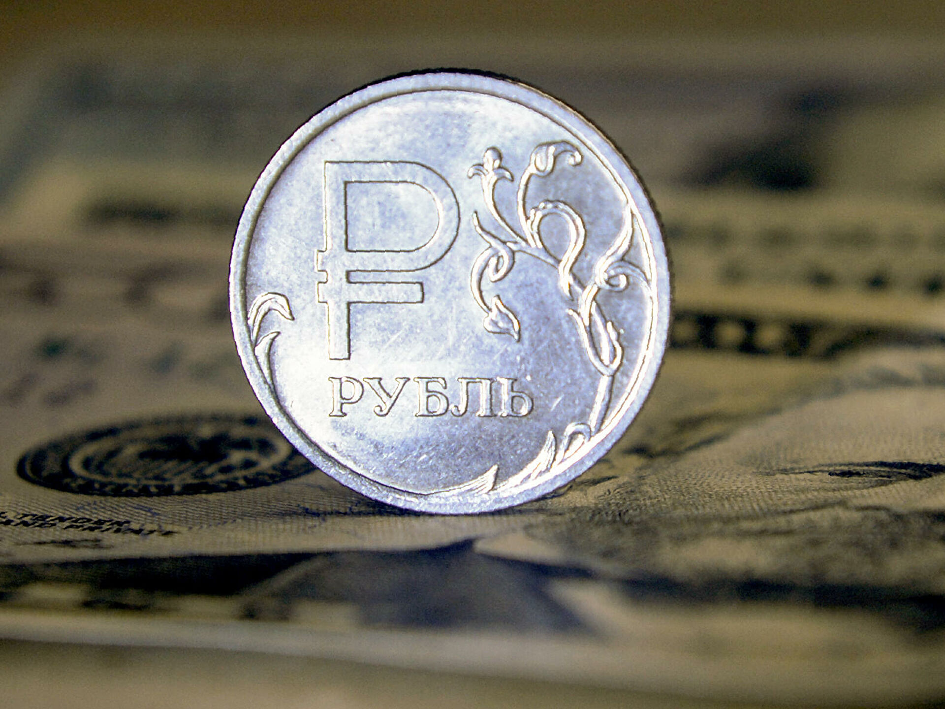 Рубль обвалился по отношению к суму на 60% за последние две недели 