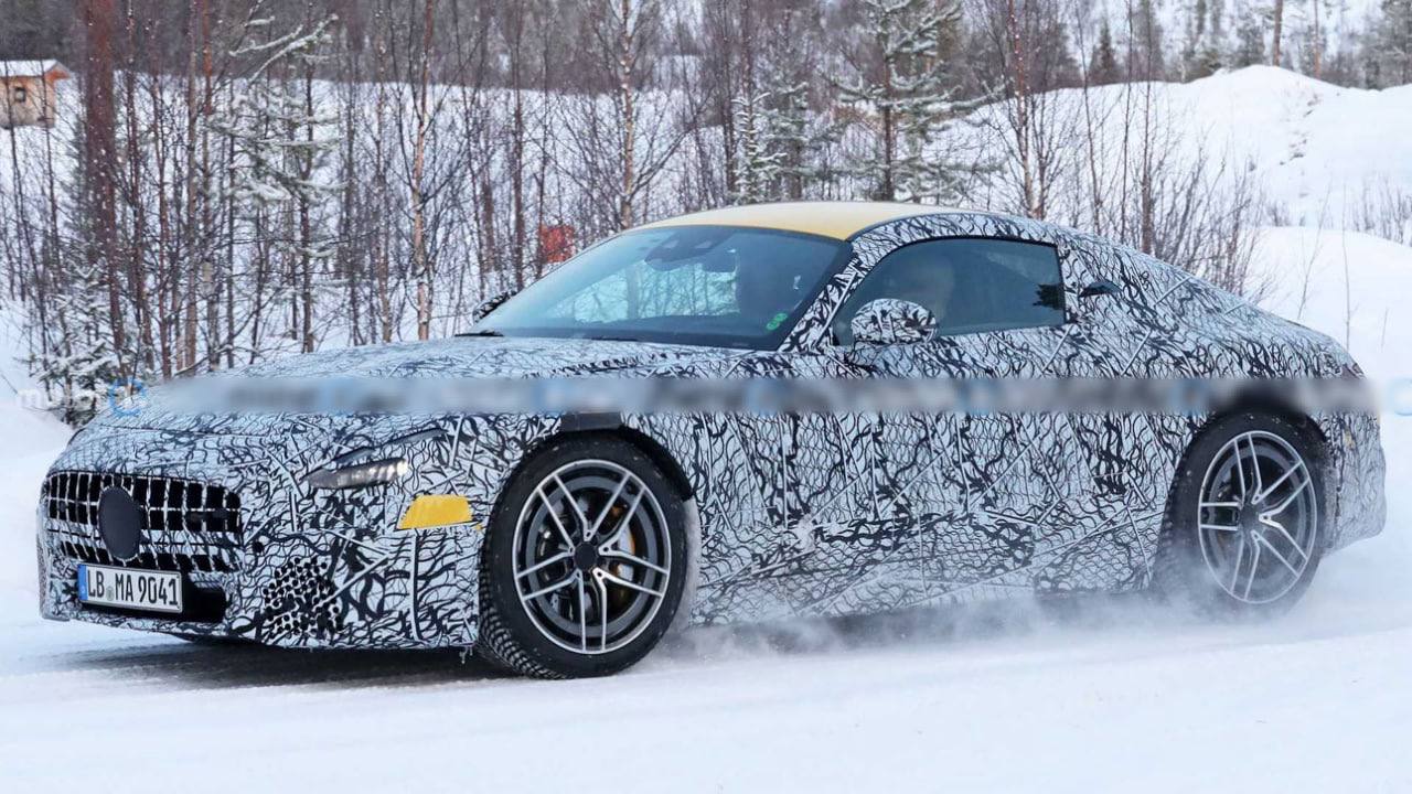 Фотошпионы засняли обновленный спорткар Mercedes-AMG GT