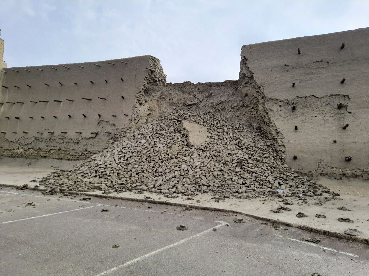 Названа стоимость реконструкции обрушившейся в Бухаре стены
