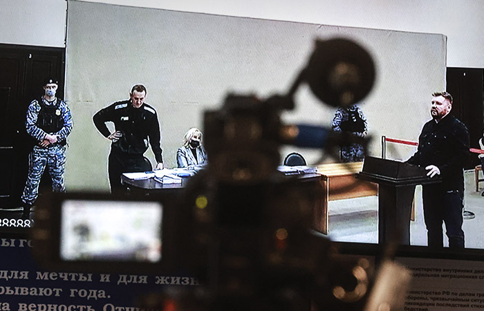 Алексея Навального приговорили к девяти годам строго режима 