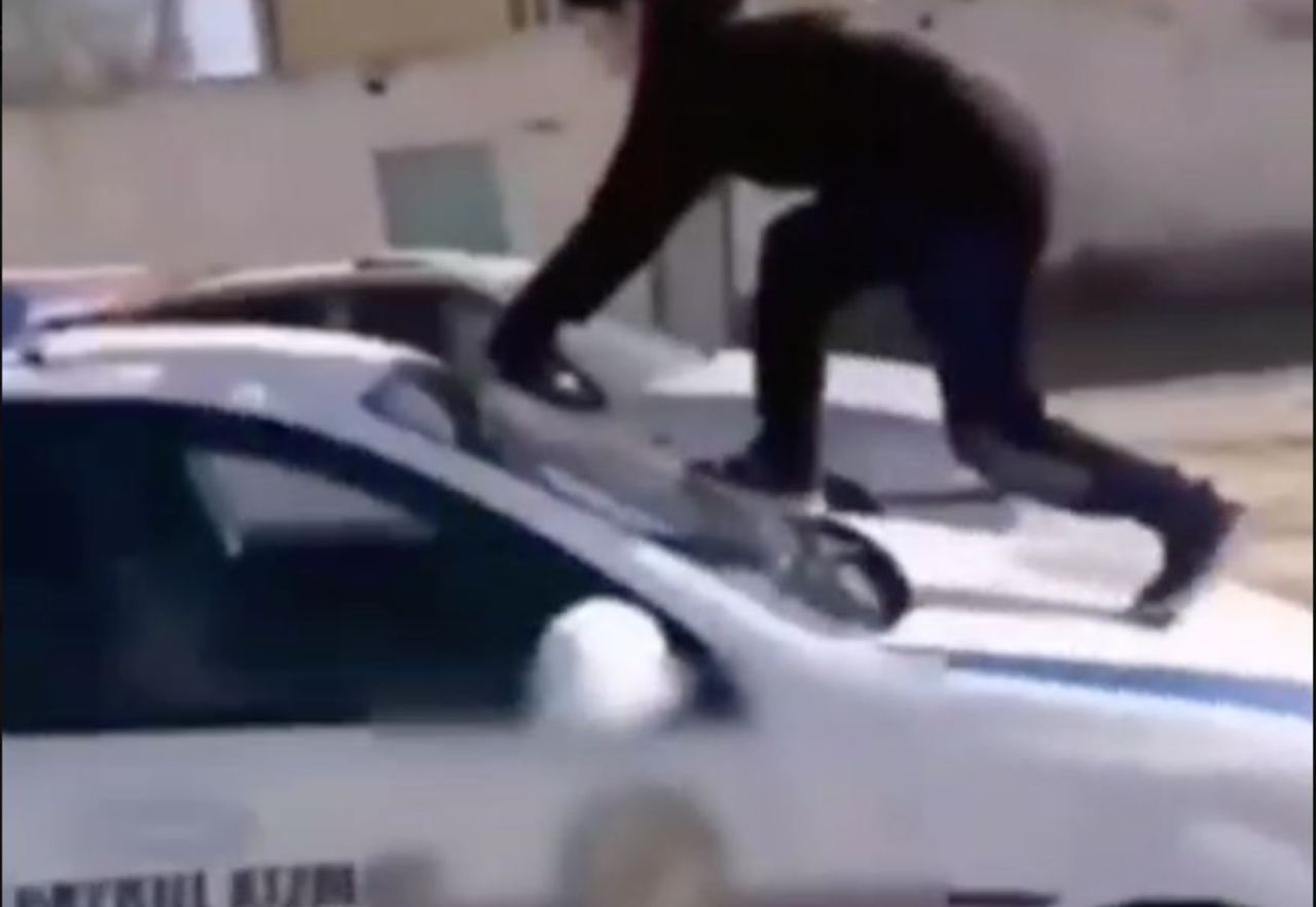 В Узбекистане подросток попрыгал на машине ДПС и наказал отца деньгами