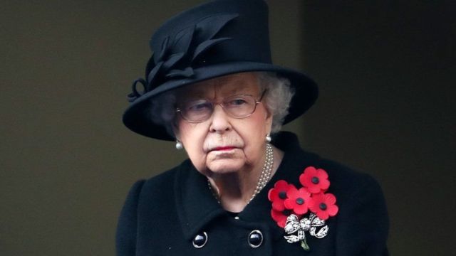 Королева Елизавета II оказалась на инвалидном кресле