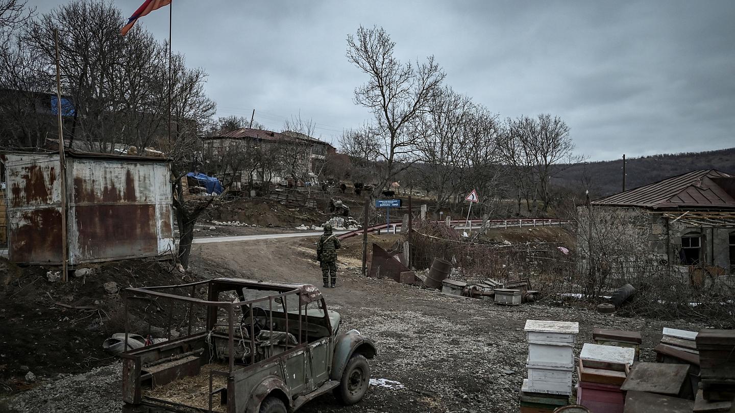 Баку отрицает вывод войск из Карабаха, Россия считает иначе