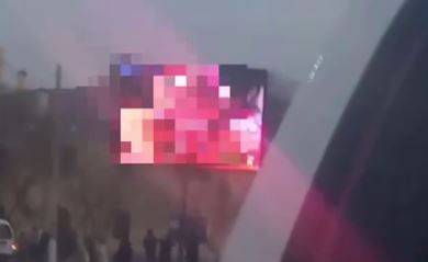 Найден хакер-шутник, показавший порно-ролик на экране в центре Москвы.. Metro