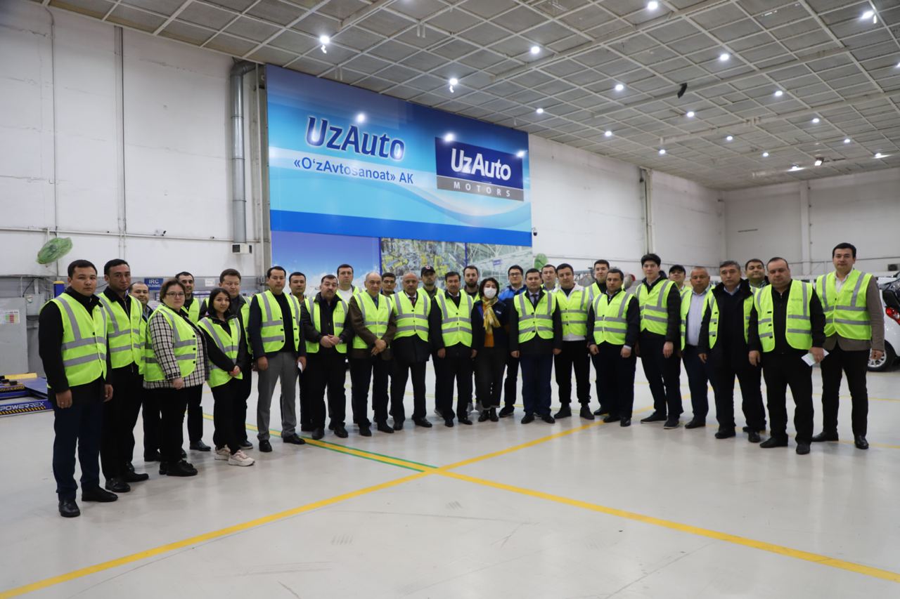Представители Высшей школы бизнеса и предпринимательства посетили завод «UzAuto Motors» в Асаке