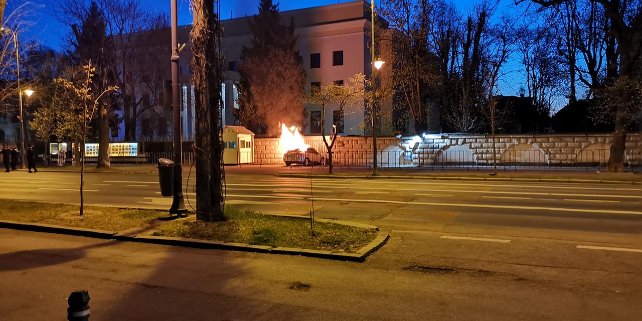 В Бухаресте автомобиль влетел в забор российского посольства, водитель поджег себя 