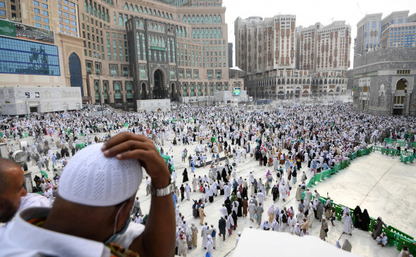 Саудовская Аравия разрешила совершить хадж миллиону паломников