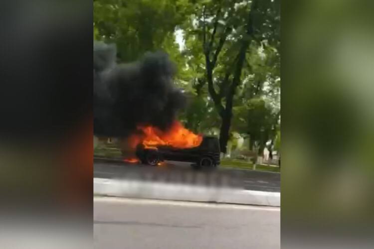 В центре Ташкента загорелся «Гелик» — видео