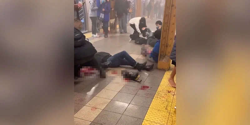 Во время стрельбы в метро Нью-Йорка пострадали 13 человек — видео