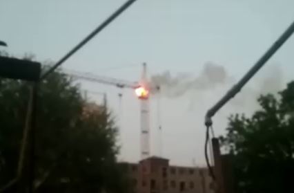 На Сергелях загорелся строительный кран — видео