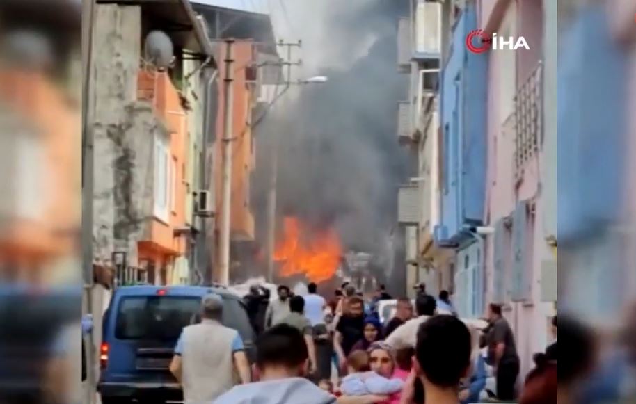 В Турции самолет рухнул на жилой квартал — видео