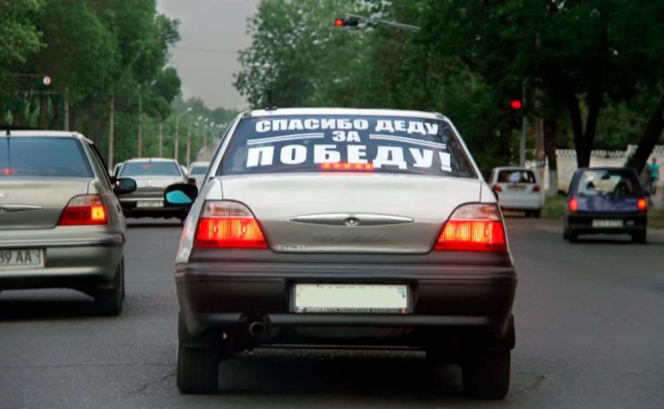 Водителям Узбекистана запретили клеить наклейки на машину