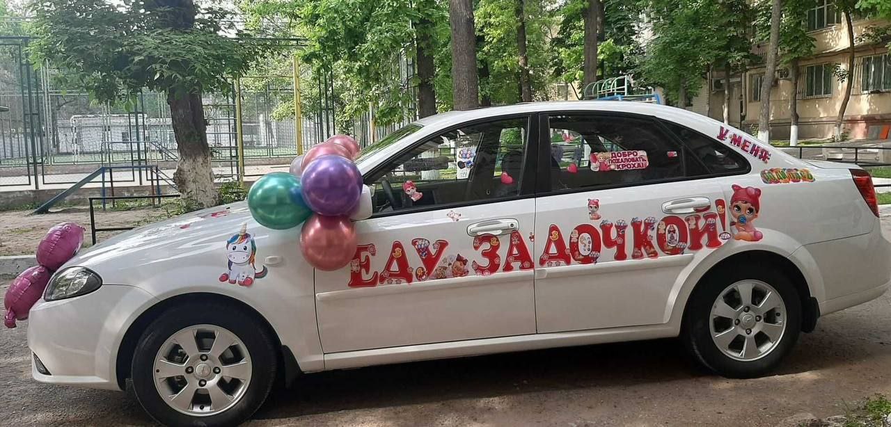Водителям Узбекистана запретили клеить наклейки на машину