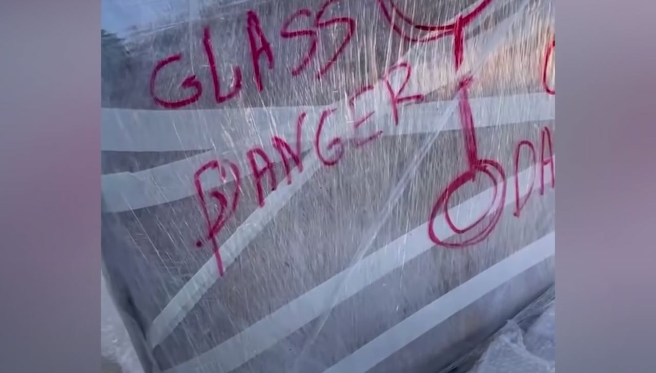 Груз завернут в пленку и подписан «опасно, стекло» / Кадр из видео