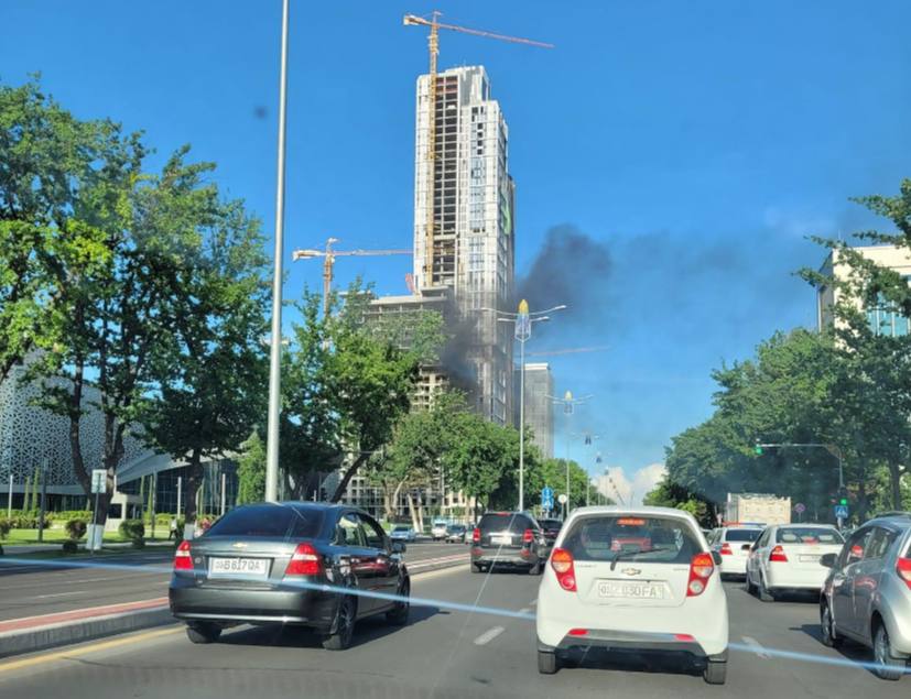 В центре Ташкента загорелось одно из зданий строящегося небоскреба Nest One — видео