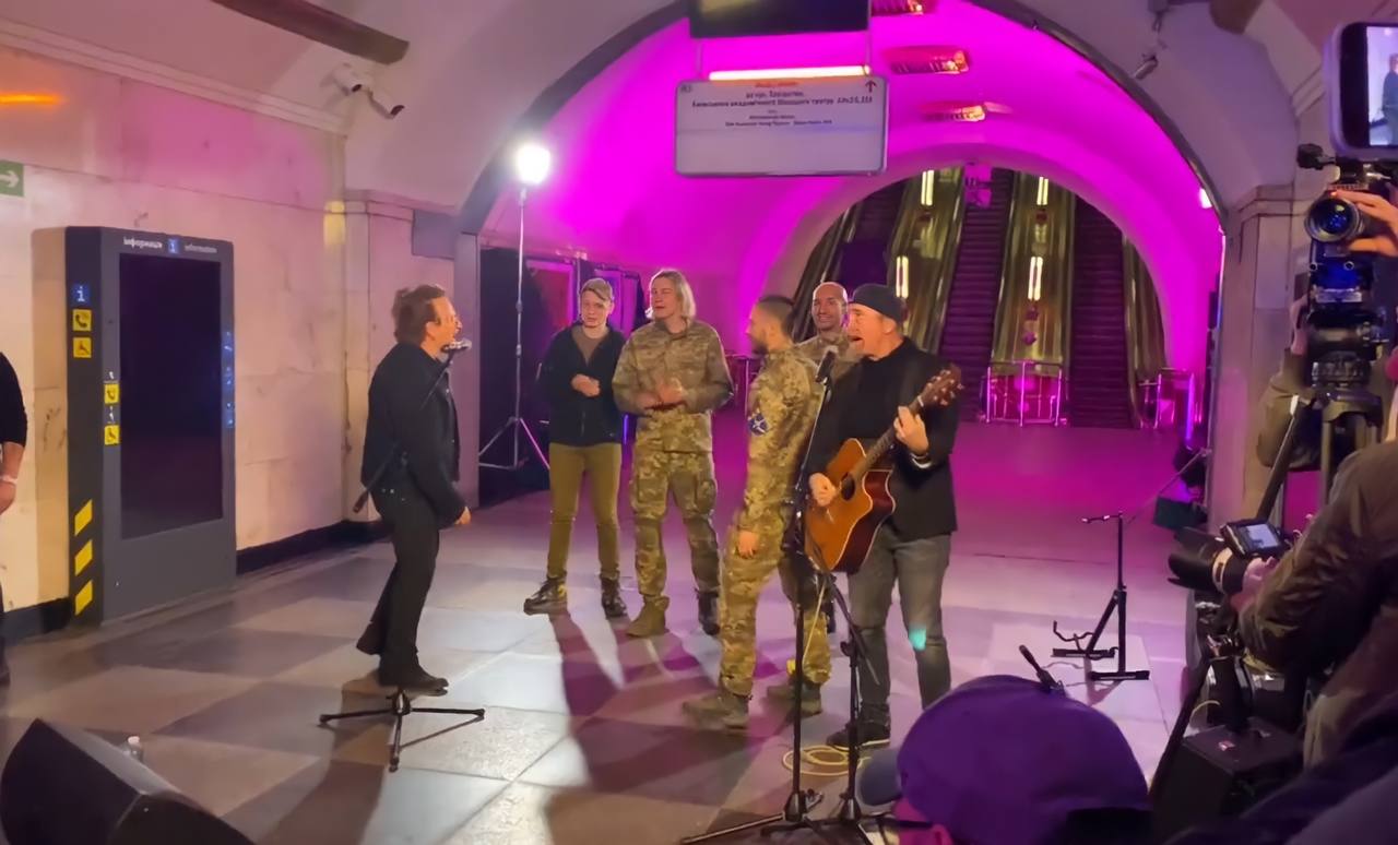 Участники группы U2 дали концерт на станции киевского метро – видео