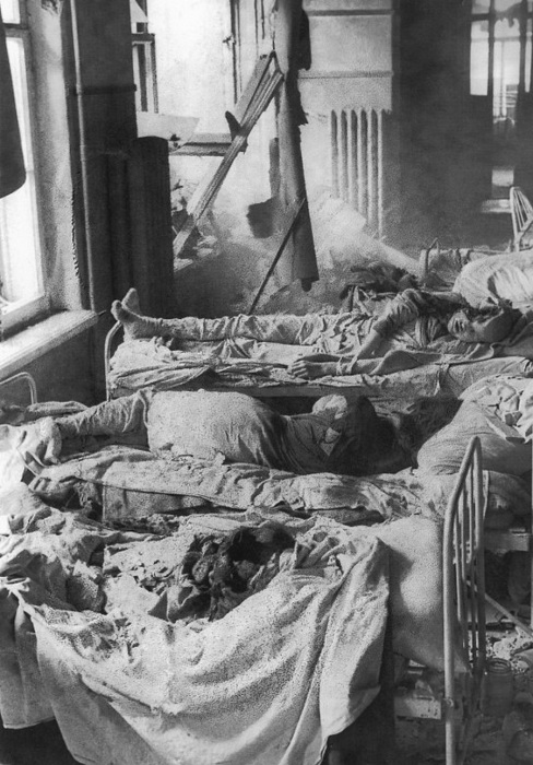 Пациенты ленинградской больницы, погибшие в результате немецкого артобстрела.