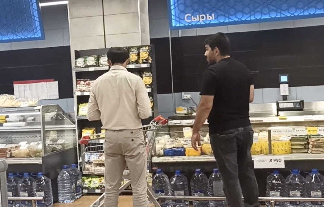 Блогер показал на видео просроченные и поврежденные товары в супермаркете Korzinka