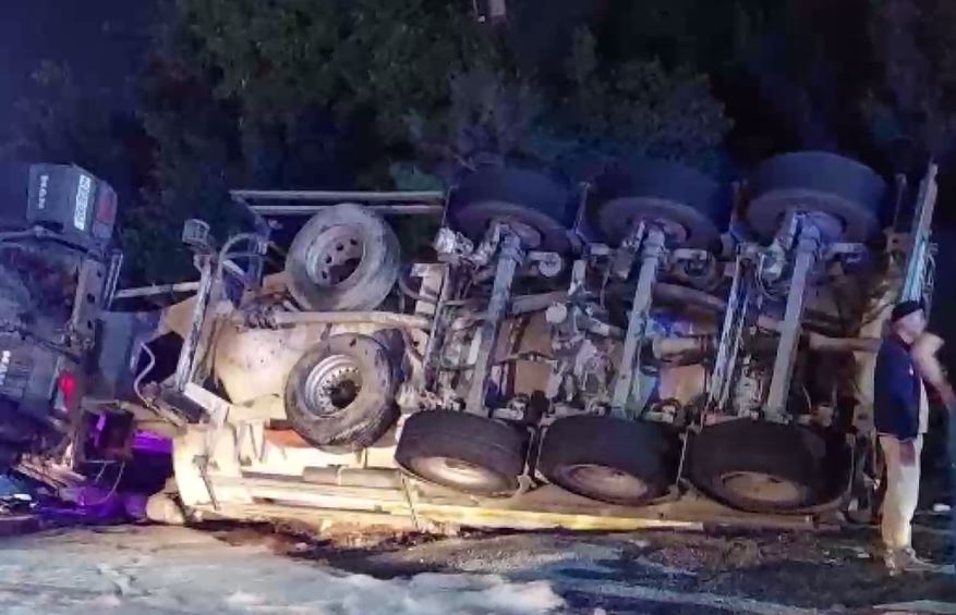 В Маргилане опрокинувшийся грузовик снес несколько машин, есть погибший — видео