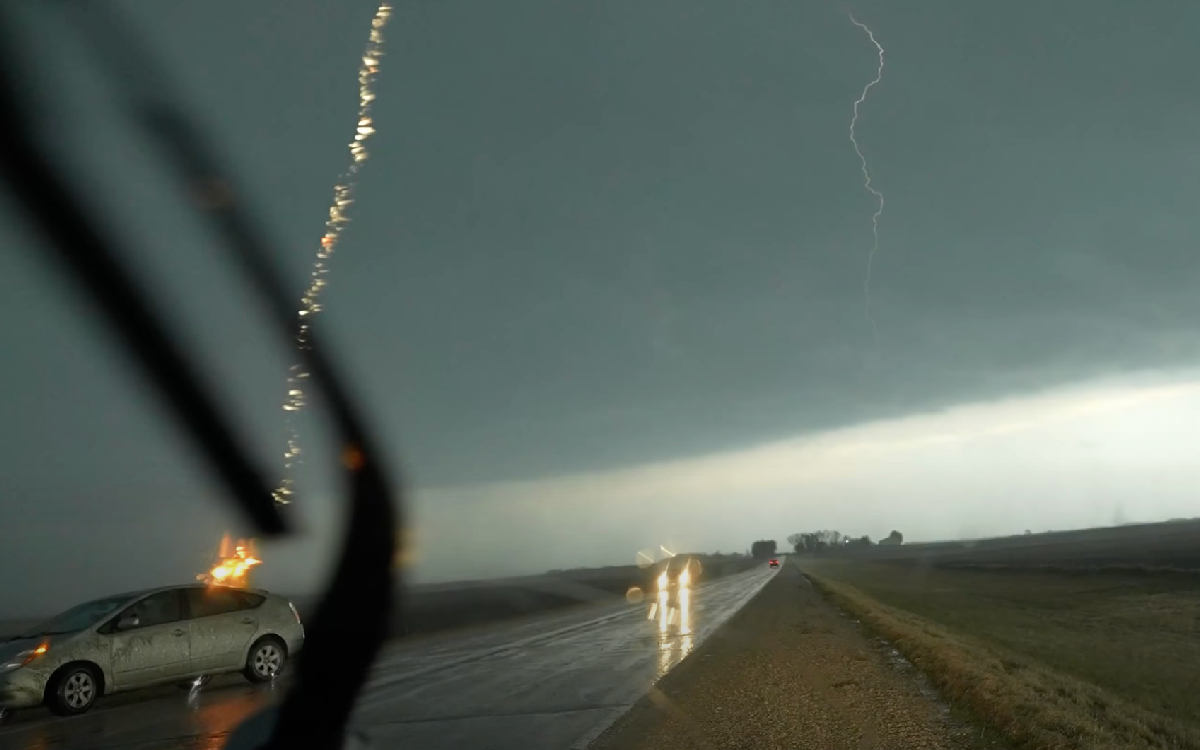 Что слышит и чувствует водитель, когда в машину попадает молния — видео