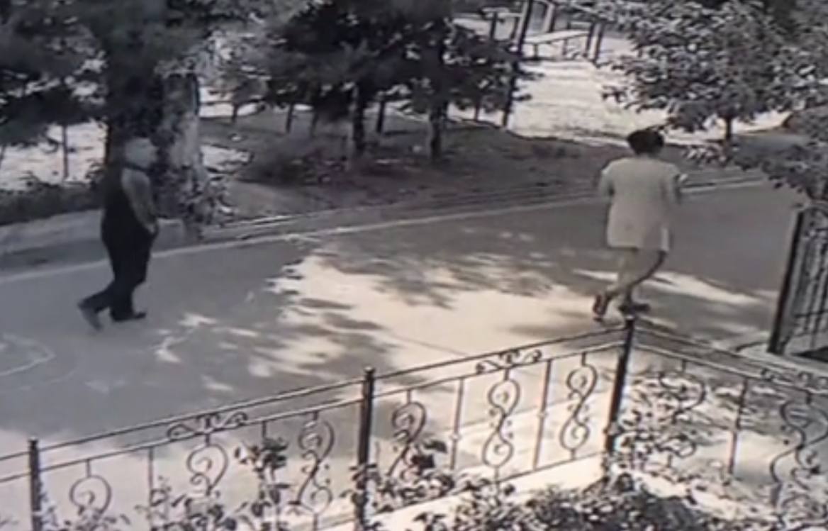 В Ташкенте мужчина домогался 17-летнюю девушки в&nbsp;подъезде — видео