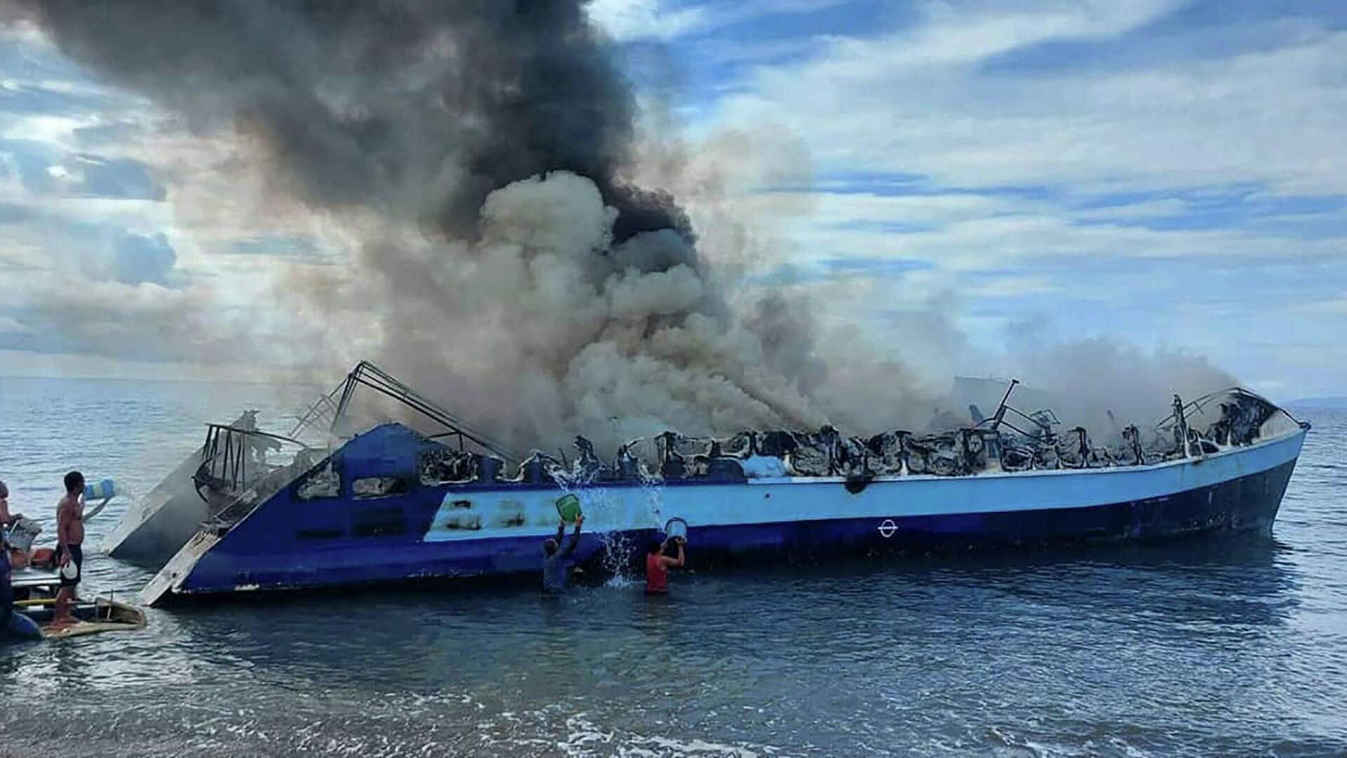 На Филиппинах загорелся корабль с более чем 130 пассажирами, есть погибшие — видео