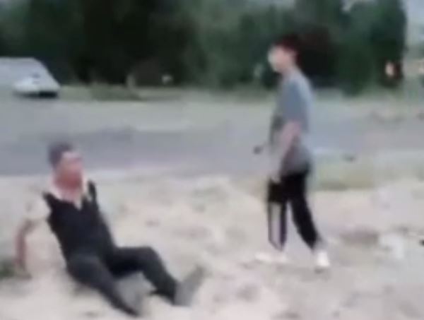 В Чирчике школьники избили пожилого мужчину и сняли это на видео
