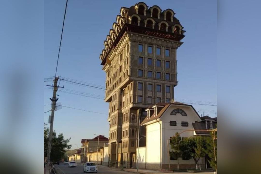 «Оставить как памятник эпохи дурновкусия»: Варламов выступил против сноса «дома-монстра» в Самарканде