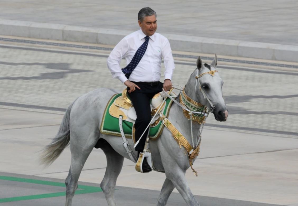 Гурбангулы Бердымухамедов предложил назвать проспект в честь своего коня