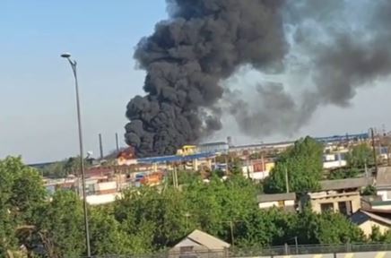В Ташкенте произошел крупный пожар в цеху — видео