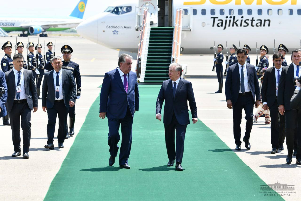 Президент Таджикистана прибыл в Ташкент