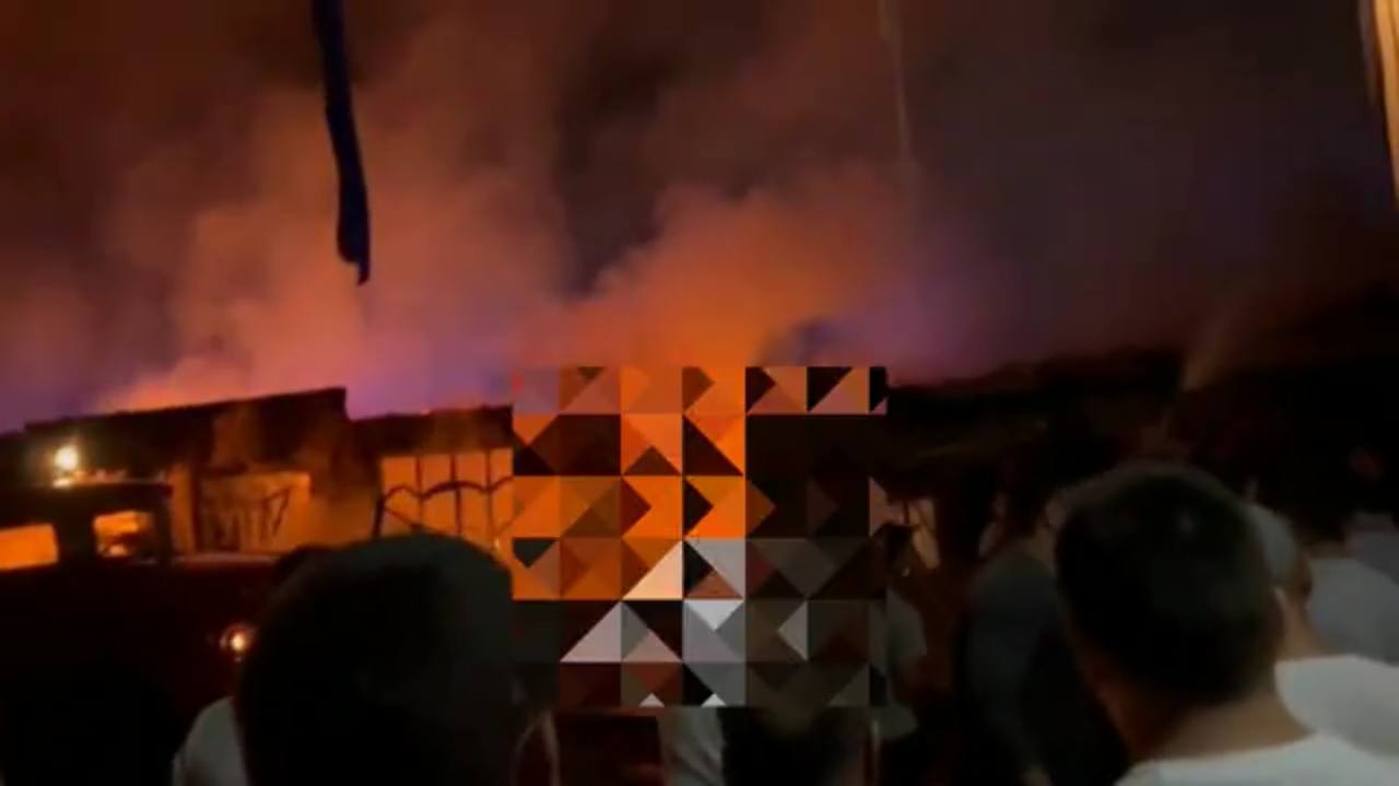 На рынке в Самарканде произошел пожар — видео