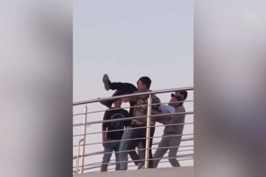 В Ташкенте пранкеры пытались в шутку сбросить прохожих с моста — видео