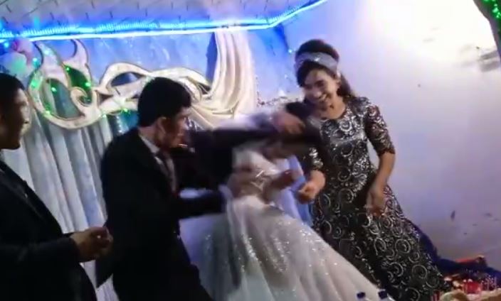 В Узбекистане жених прилюдно ударил невесту, обыгравшую его в конкурсе — видео
