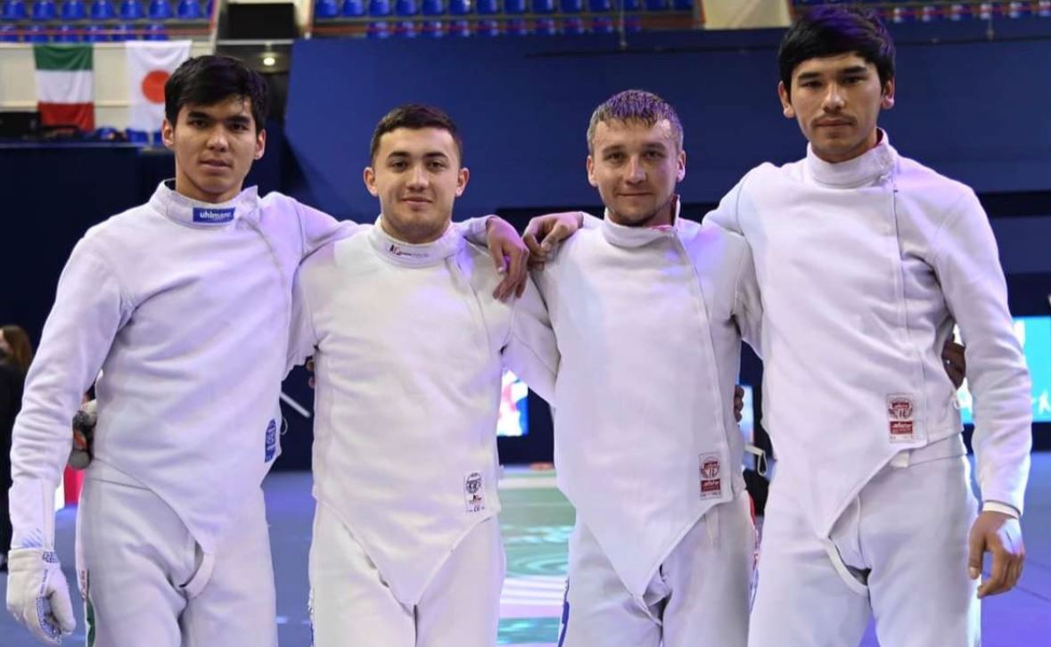 Узбекские фехтовальщики завоевали серебро на Чемпионате Азии