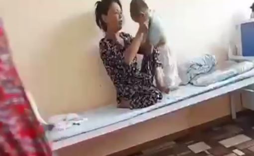 В Самарканде мать жестоко избила ребенка, который не хотел засыпать — видео