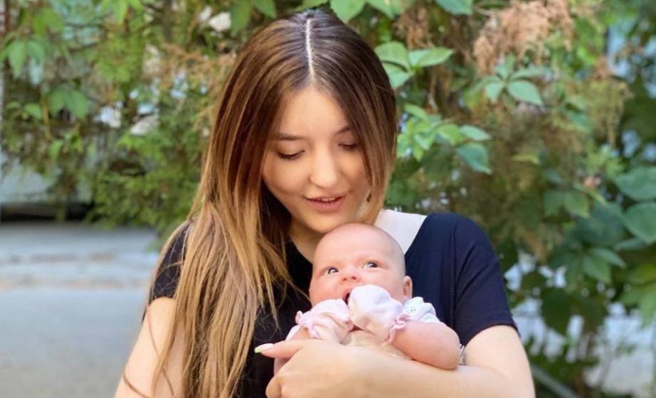 Актриса Камила Гимандинова впервые показала лицо своего ребенка