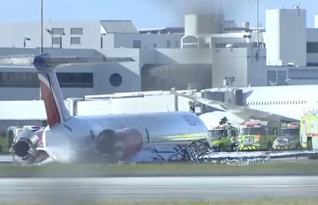 В Майами загорелся самолет с сотней пассажиров на борту — видео