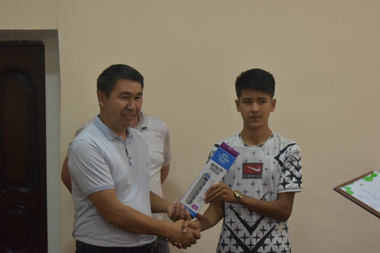 В Каракалпакстане победителю ИТ-конкурса подарили удлинитель