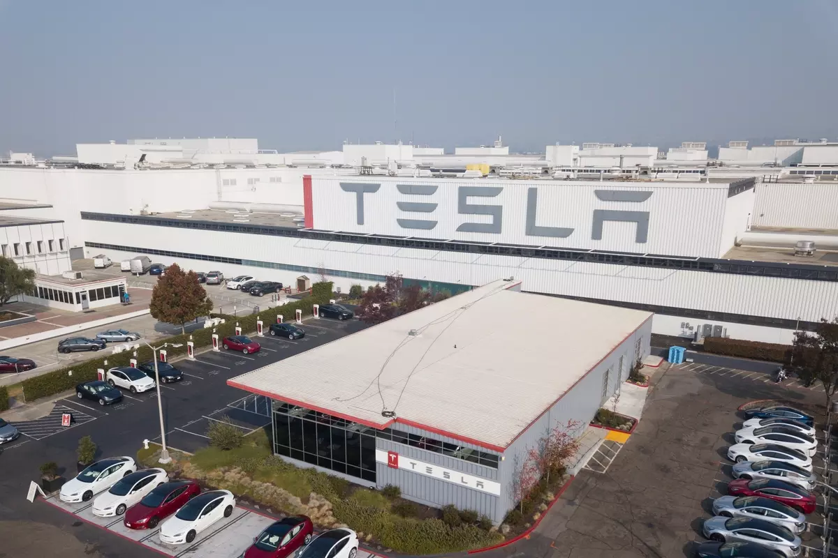 Tesla уволила практически всех сотрудников, работавших над автопилотом