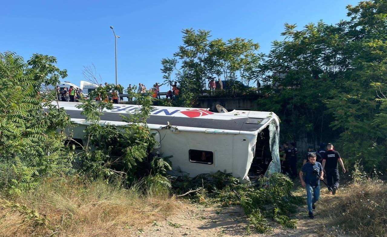 В Турции перевернулся пассажирский автобус, есть жертвы – видео