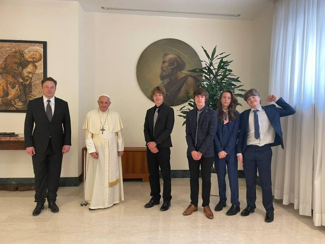 Фото: Илон Маск с детьми и Папой Римским 