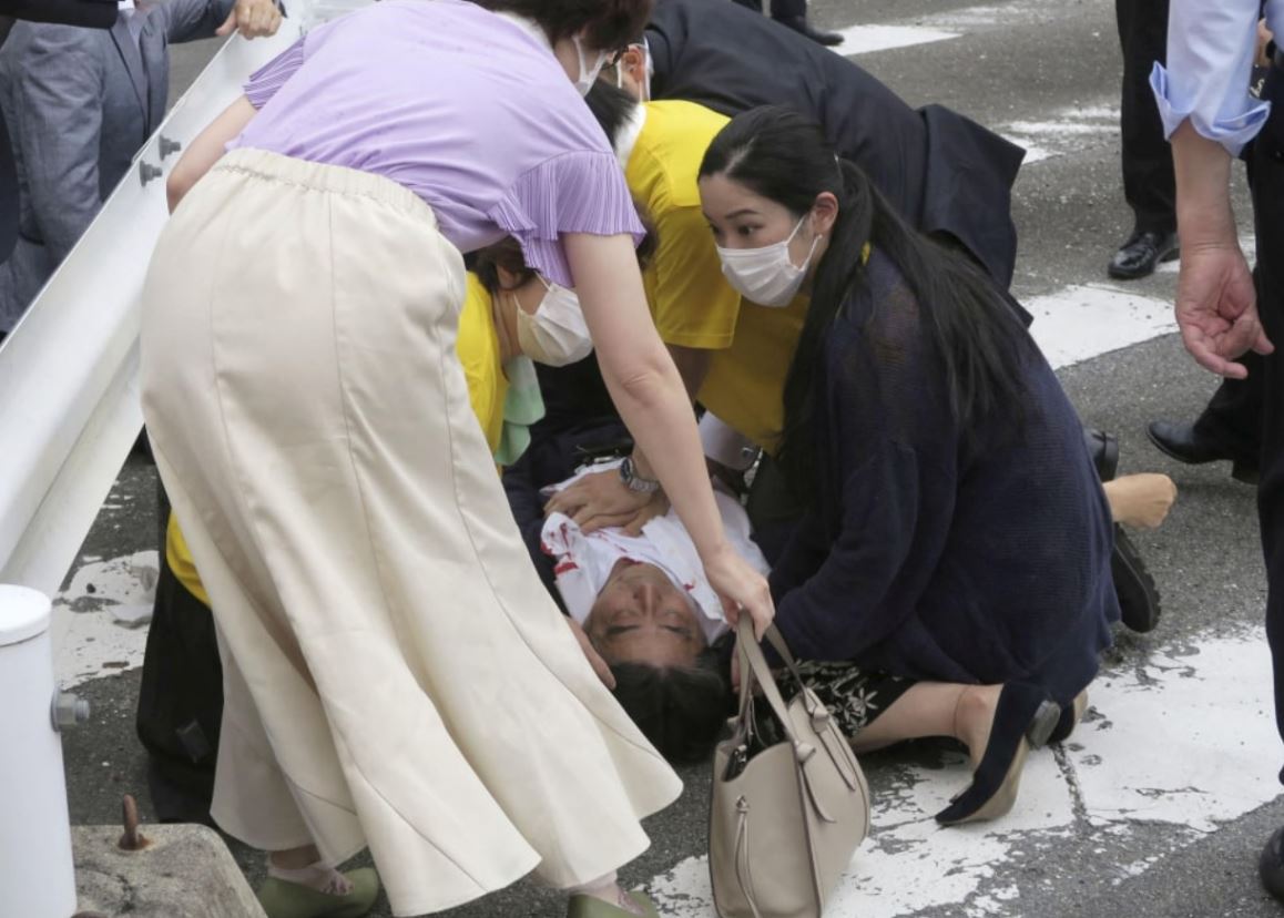 Экс-премьера Японии Абэ тяжело ранили из огнестрела — видео