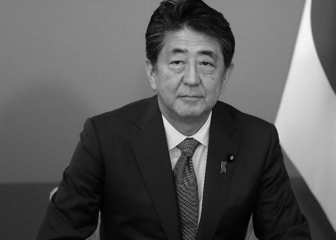 Экс-премьер Японии скончался после покушения
