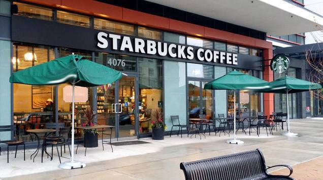 Starbucks закрывает 16 кофеен в США — их заняли бездомные и наркоманы