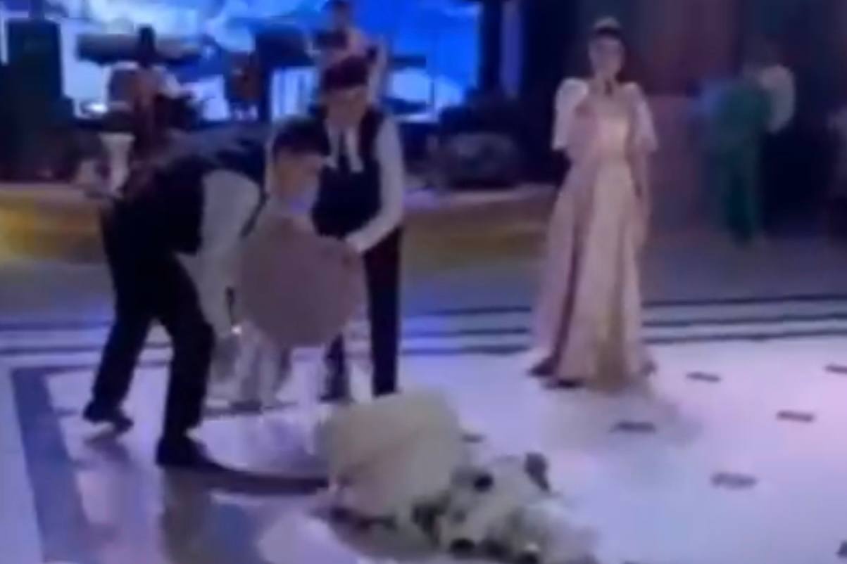 На узбекской свадьбе официанты уронили огромный торт – видео